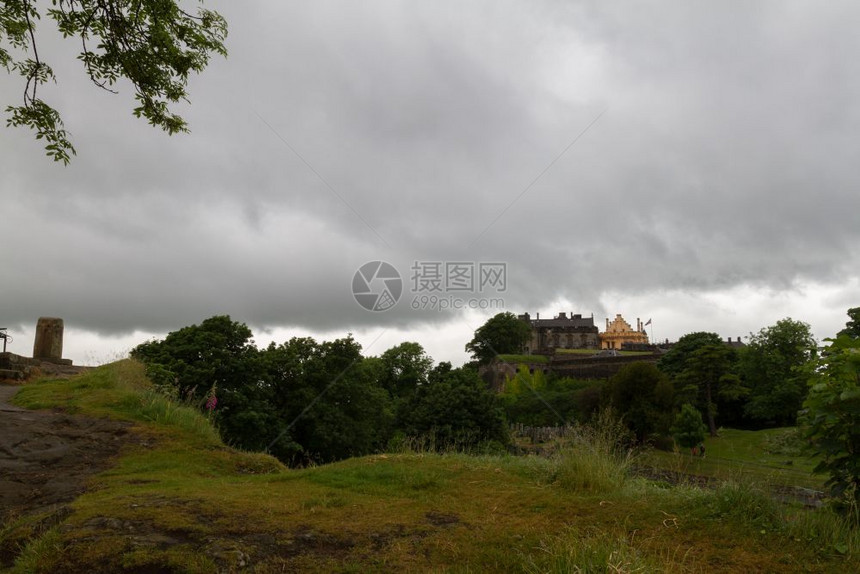 场地标志从周围悬崖上看到斯特林城堡的皇宫和大殿地标图片