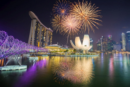 旅行周年纪念日发光的在抽象城市美丽烟花庆祝新年的夜晚图片