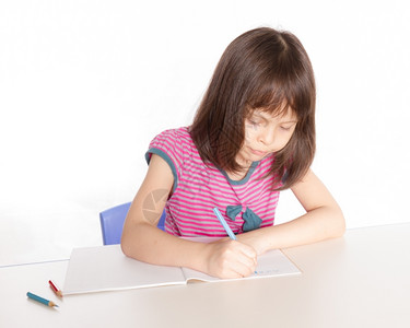 在课桌上写作业的小女孩图片