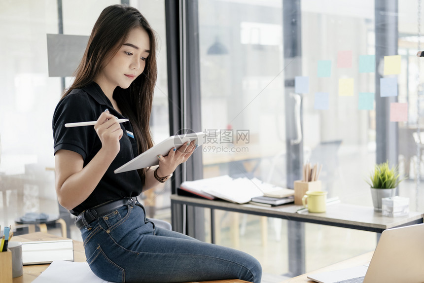 联系电子的专业青年创女商人使用平板电脑搜索在线信息营销数据上网搜索信息促销数据图片