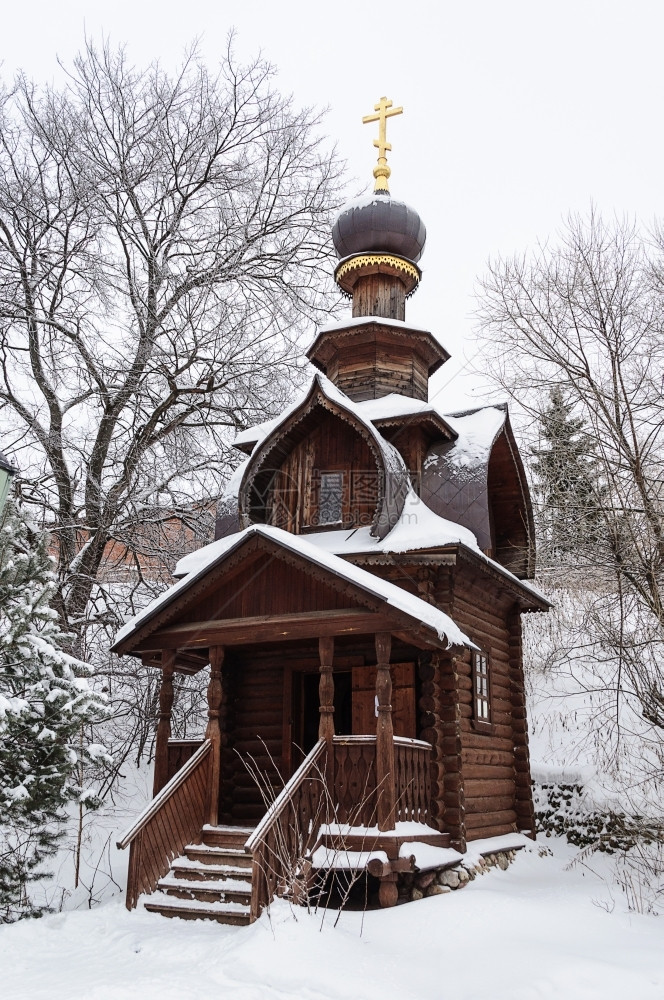 寒冷的在俄罗斯莫科区SergievPosad的StSavaStorrozhevsky源头雪覆盖了小型木制礼拜堂白色的斯托罗热夫基图片