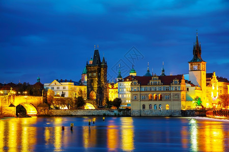 伏尔塔瓦河天空老的晚上在布拉格旧城查尔斯桥塔位于布拉格图片