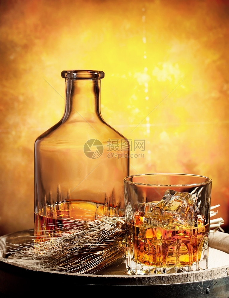 一杯威士忌脱盐水子和木桶上小麦耳朵寒冷的金子棕色图片