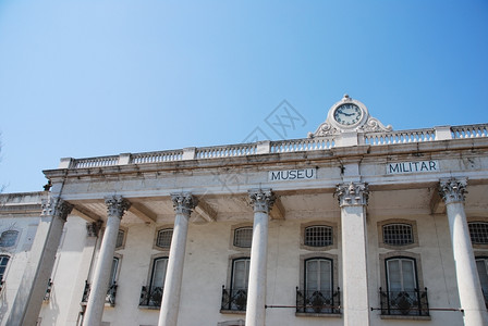 葡萄牙里斯本军事博物馆美丽的景蓝天背西伯利建筑学纪念碑背景图片