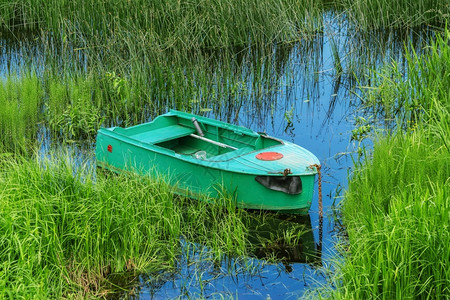 运输在湖上停泊的旧金属划船湖上绑排图片