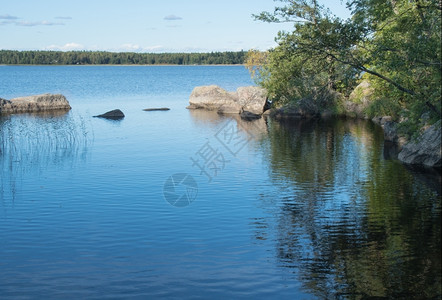 平静的湖水图片