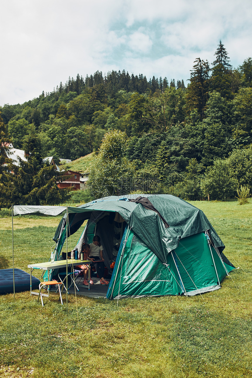 帐篷里的人站在露营地住帐篷里的家庭山上度过暑假露营生活帐篷里的人站在露营地里住帐篷的家庭山度过暑假面人们娱乐图片