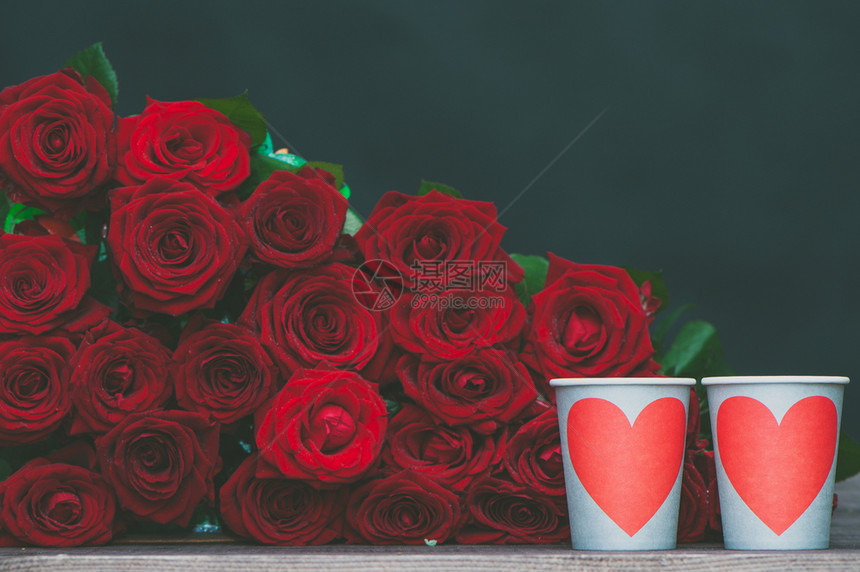 情人节约会概念玫瑰花和爱心图片