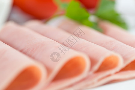 咸用面包和西红柿切成的火腿肉香菜图片
