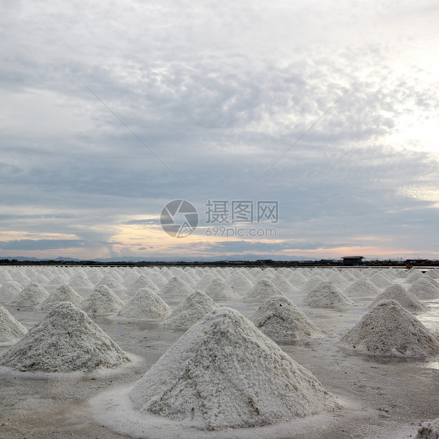 黄昏咸日落海盐堆积如天空背景美丽图片