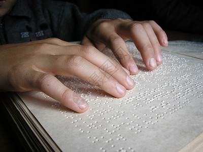 疾病手指和盲目童读了一本用文写成的书交流签名图片