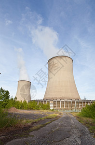 生态气候位于森林中部的核电厂工图片