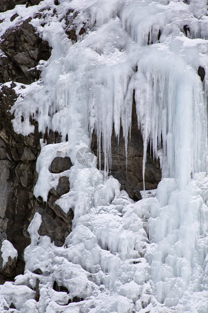 厚的寒冷Eiszpafen和雪在冬天寒冰冻的墙壁上别针图片