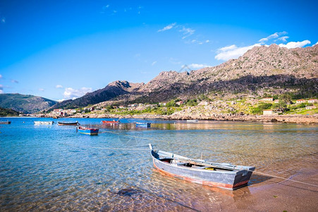 支撑夏天旅游拥有渔船海滩洋村庄山区和天空的西大洋海岸班牙加利亚云层图片