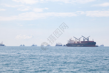 出口商业的海上停泊在的大型船舶码头图片