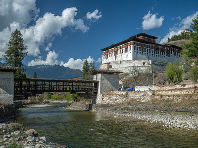 RinpungDzong和NemiZamBridge不丹王国Paro附近的Kagyu学校大佛教修道院和DrukpaLineage背景图片