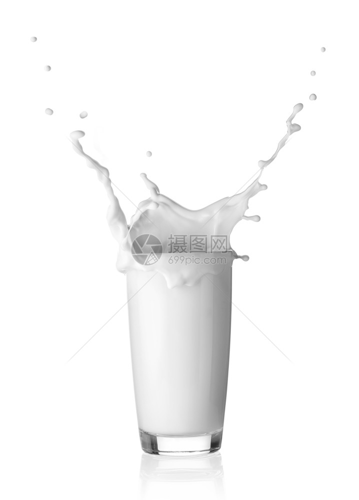 溅饮料在一杯牛奶中喷洒隔绝在白色背景上一杯牛奶中喷洒图片