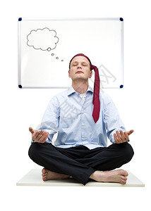商业眼睛一个穿着精美打扮的商人在深沉集思熟虑地练习Zen并在白板前想着一个空虚的思想云深背景图片