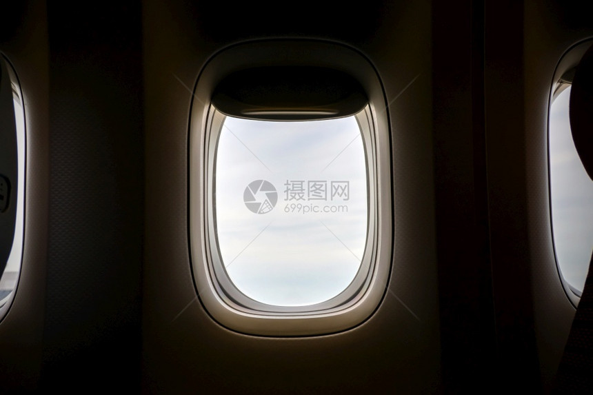 白色的用云层天空背景对飞机窗口进行关闭的一组天窗干净舷图片