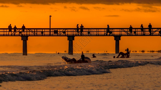 日落美利坚合众国佛罗里达州埃斯特岛的密尔堡海滩岸上美丽的日光下落美景照耀着国佛罗里达州埃斯特岛旅游甲板背景图片