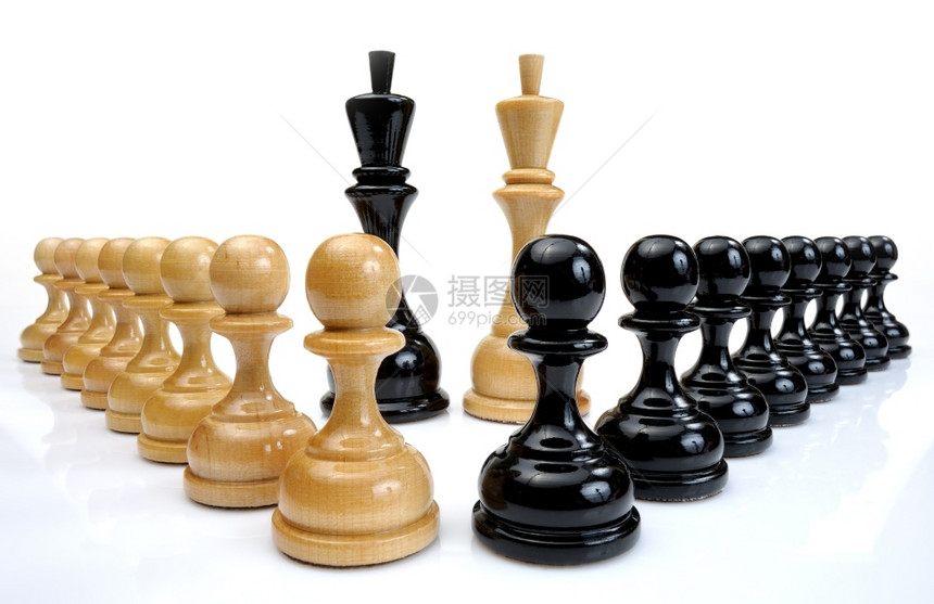 若干木制象棋浅色和深战略力量闲暇图片