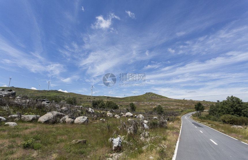 绿色葡萄牙北部Montemuro山区Cabril风力农场涡轮机的景象发电活力图片