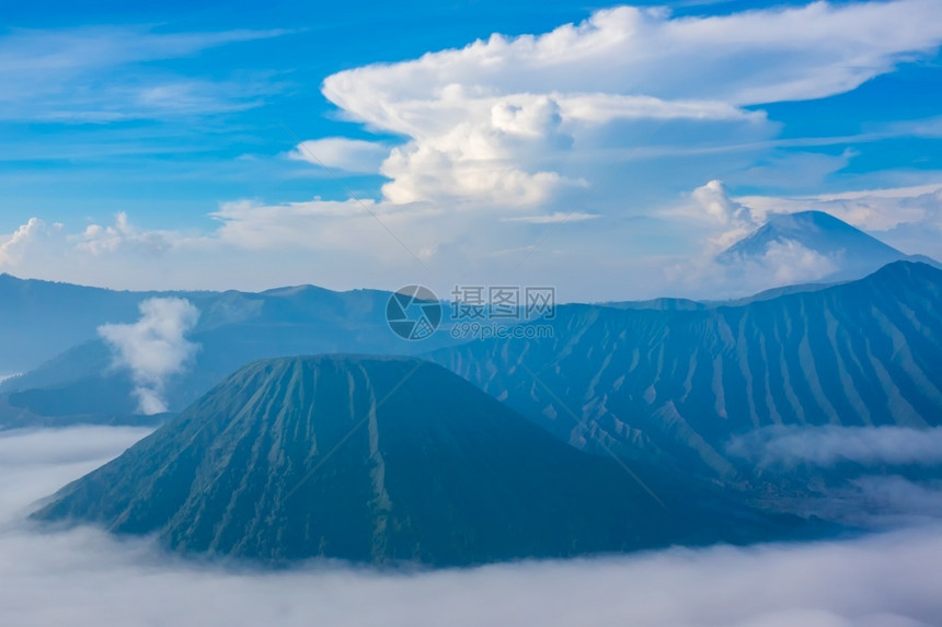 印度尼西亚爪哇岛上午在BromoTenggerSemeru公园河谷浓雾和美丽的风云JavaVolcanoes和晨雾中日出腾格尔东图片