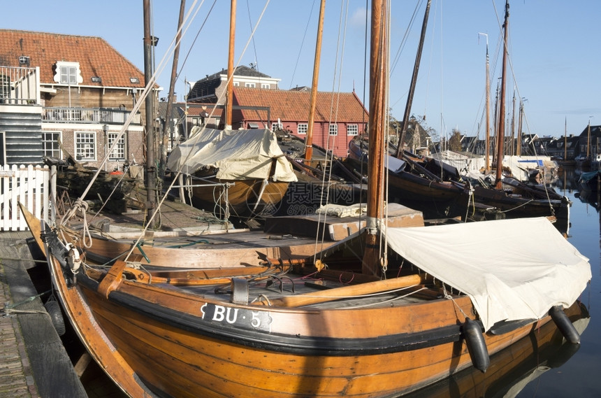 村庄为了荷兰斯帕肯堡港渔船坞荷兰Spakenburg港口钓鱼图片