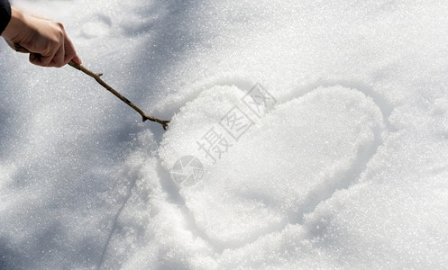 寒冷的霜一只手用棍子在雪中画出爱心冬天高清图片