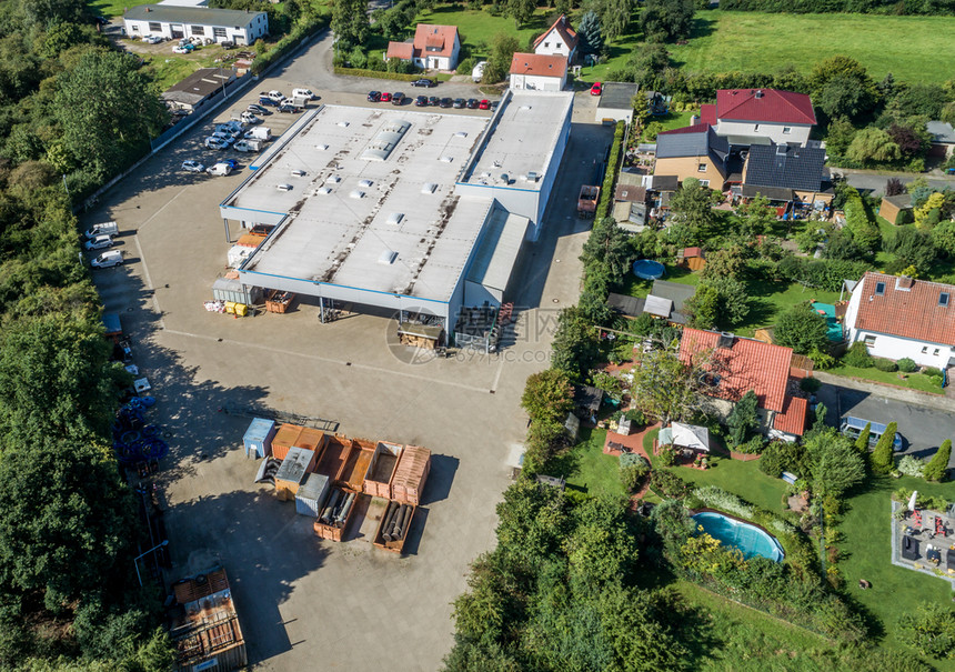 工业的建造住宅区旁边有独立房屋和花园的大型工业厅使用无人驾驶飞机空中观视行业图片