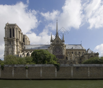 著名的云法国巴黎圣母大殿的侧面观法国巴黎地标图片