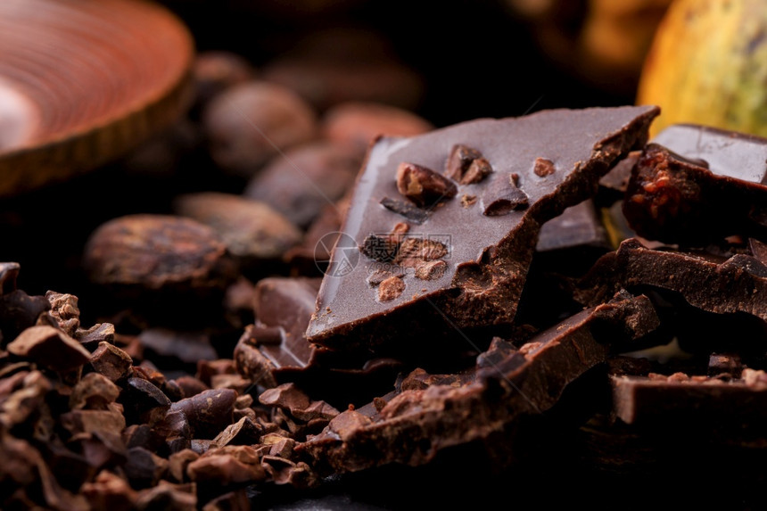 黑巧克力粉碎和可豆最高风景烹饪破碎的直接地图片