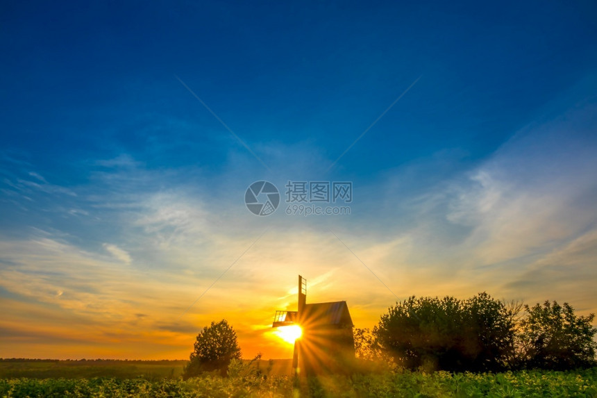 太阳在风车后面升起图片