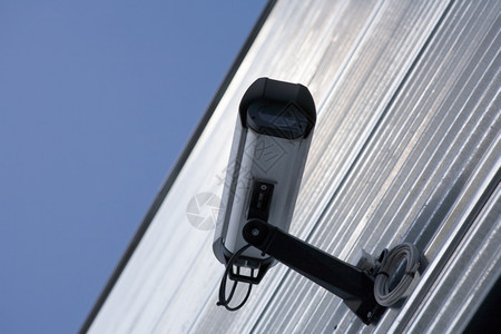 非摄外部可见的挂在建筑物墙上的监视录像机摄头安装在建筑物的墙上监控设计图片