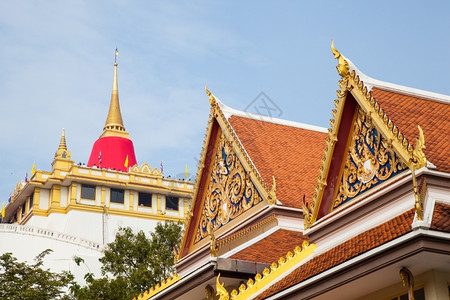 反射旅游泰国寺庙和塔顶在佛教场所高贵的显要人物上架设天空图片