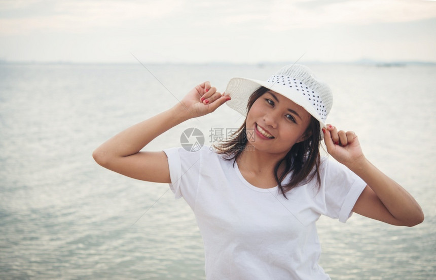 海岸夏天假期年轻美女在享受沙滩般的轻松快乐女生活方式的概念图片