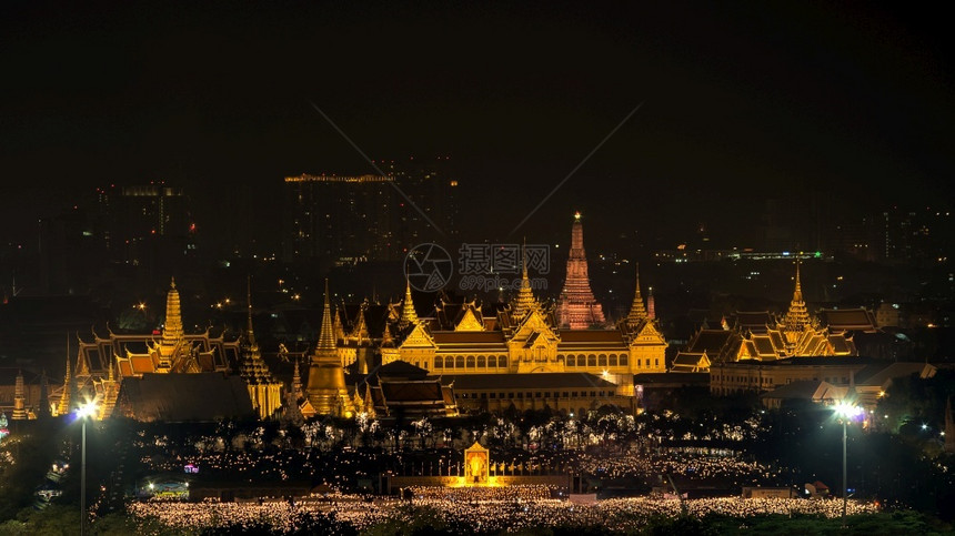 皇家警卫吸引力泰国曼谷12月5日生父亲节泰国王于2013年2日在曼谷皇宫附近的SanamLuang于日在泰国曼谷大皇宫举行图片