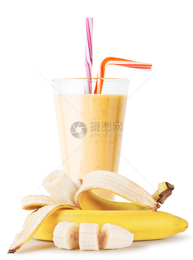 香蕉沙或酸奶玻璃中带有切片香蕉的酸奶在白色背景上孤立香蕉冰雪或在玻璃中与切片香蕉隔绝喝营养活力图片