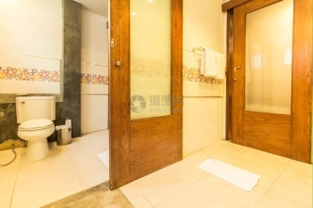 龙头现代式的洗手间用木门作为度假场所浴缸洗澡图片