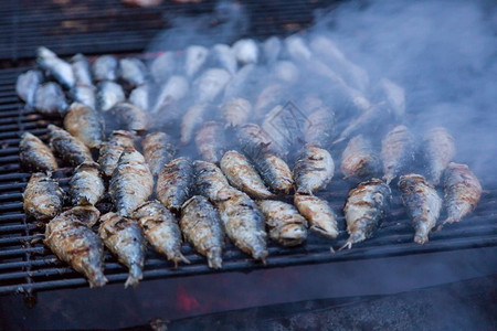 烧烤的沙丁鱼在街上bbq热辣浅面牛油菜烹饪街道夏天地中海高清图片素材