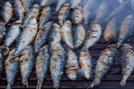 炙烤厨师烧的沙丁鱼在街上bbq热辣浅面牛油菜食物抽烟高清图片素材