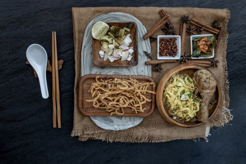 美丽的汤辛辣北泰国传统烹饪TopViewTop视图北泰美食传统图片