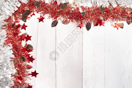 新的装饰带有空间框架中红色圣诞节花环用于撰写圣诞节或新年的文字冷杉图片