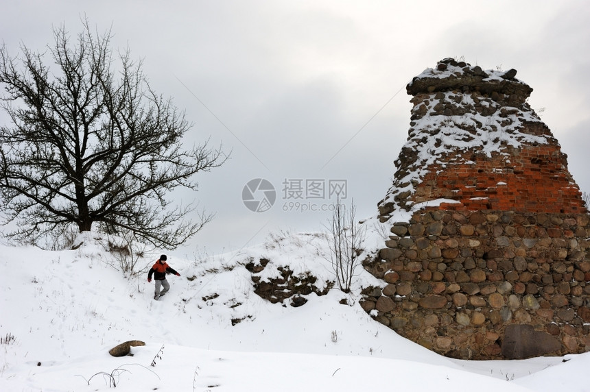 白色的俄罗斯Krevo城堡墙壁上埋有白雪的遗骨清除下图片
