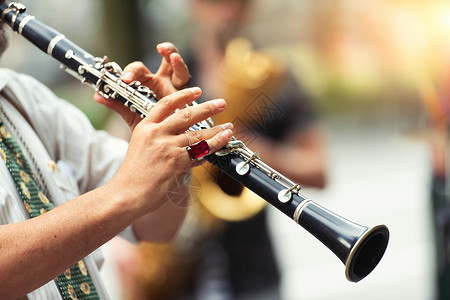 乐趣街头音家演奏单簧管的详情外部音乐会图片