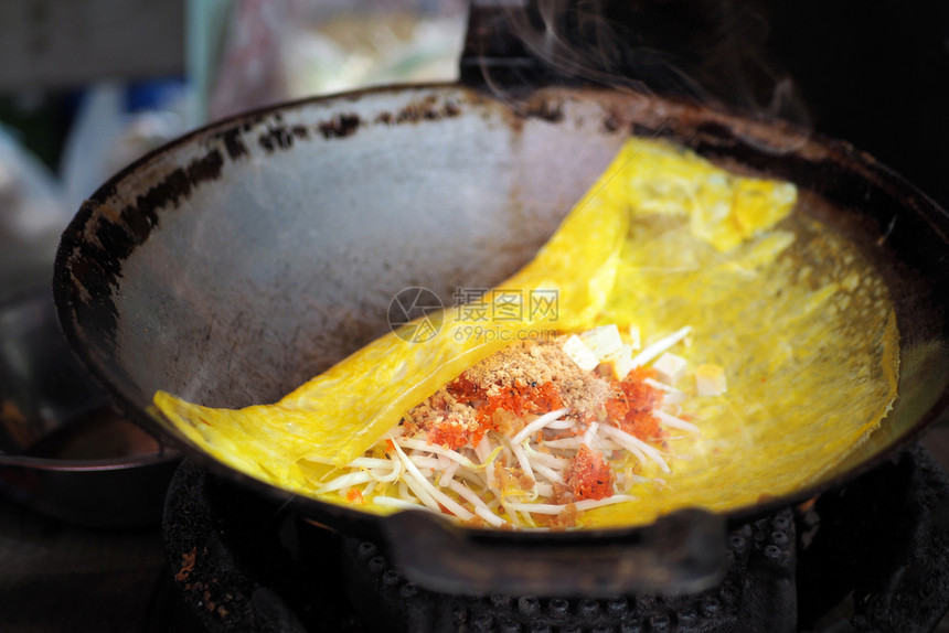 健康烹饪以米面为主的泰国盘子用旧锅包成的炒鱼蛋豆芽图片
