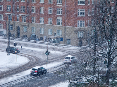车阿尔滕堡雪和交通暴可见度低浮冰道路和交通城市的图片