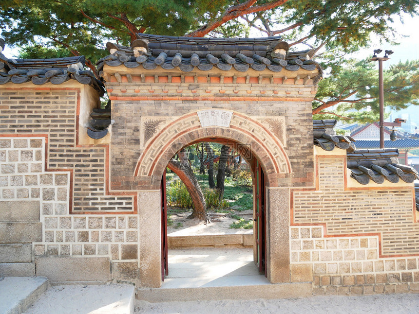 DeoksugungPalaceDeoksugung的环城墙和大门是位于韩国首尔市中心的一个宫殿韩国人亚洲木头图片