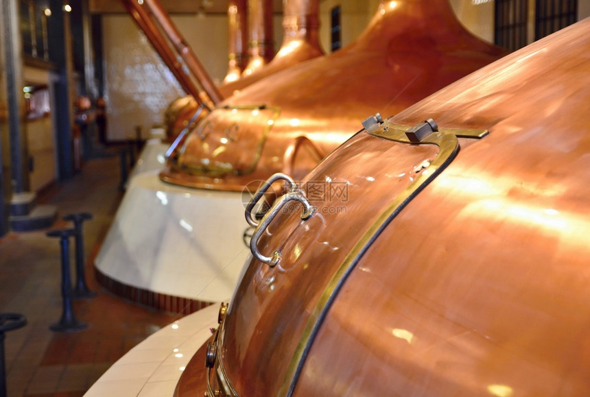 室内啤酒酿厂与传统发酵铜气缸的景象照片工业加图片