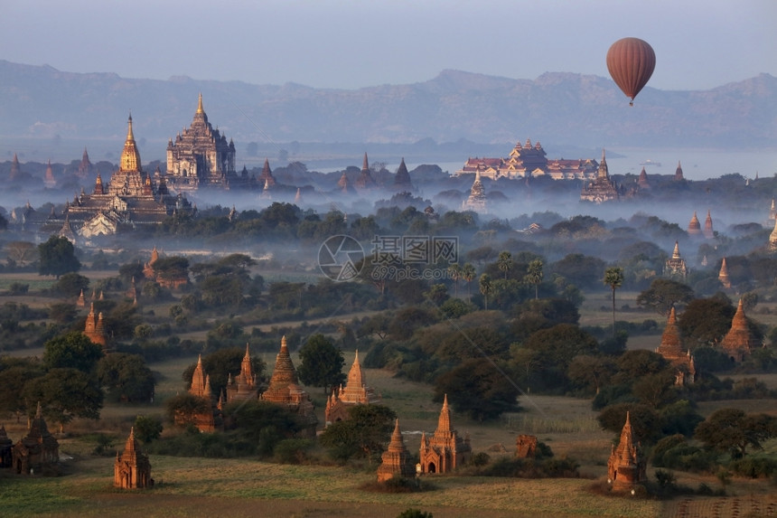 空气蒲甘艾伦清晨在缅甸巴甘Irrawaddy河附近的考古区寺庙空中观看缅甸Bagan图片
